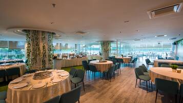 Daily buffet breakfast (MYR 25 per person)