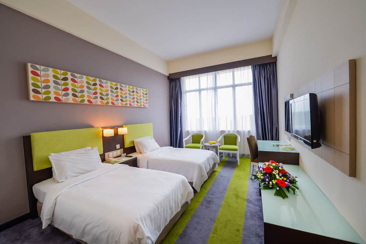 Deluxe Twin Room | Minibar, in-room safe, blackout drapes, iron/ironing board