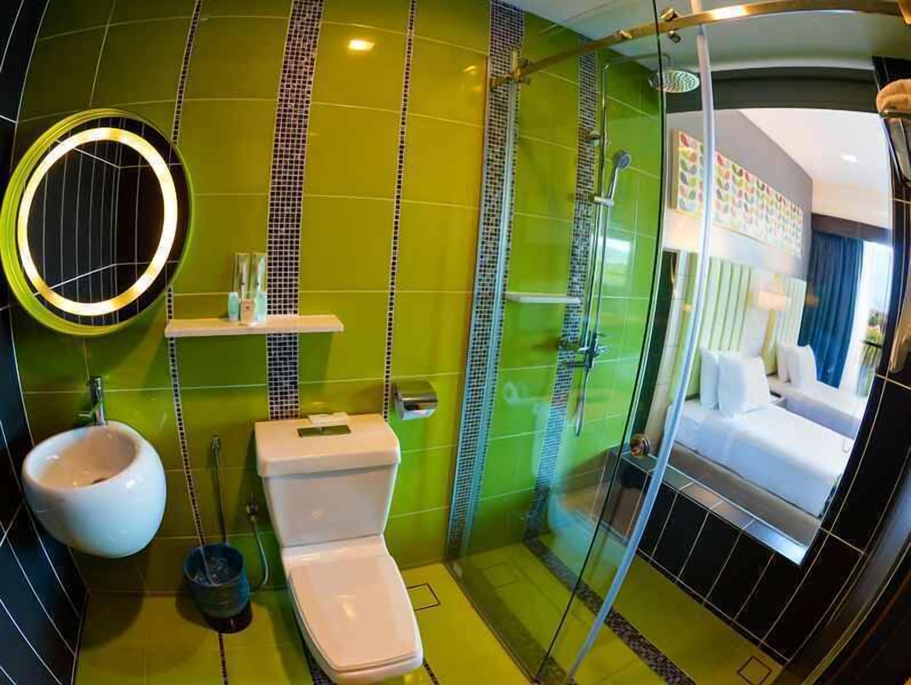 executive twin room | bathroom | hair dryer, towels