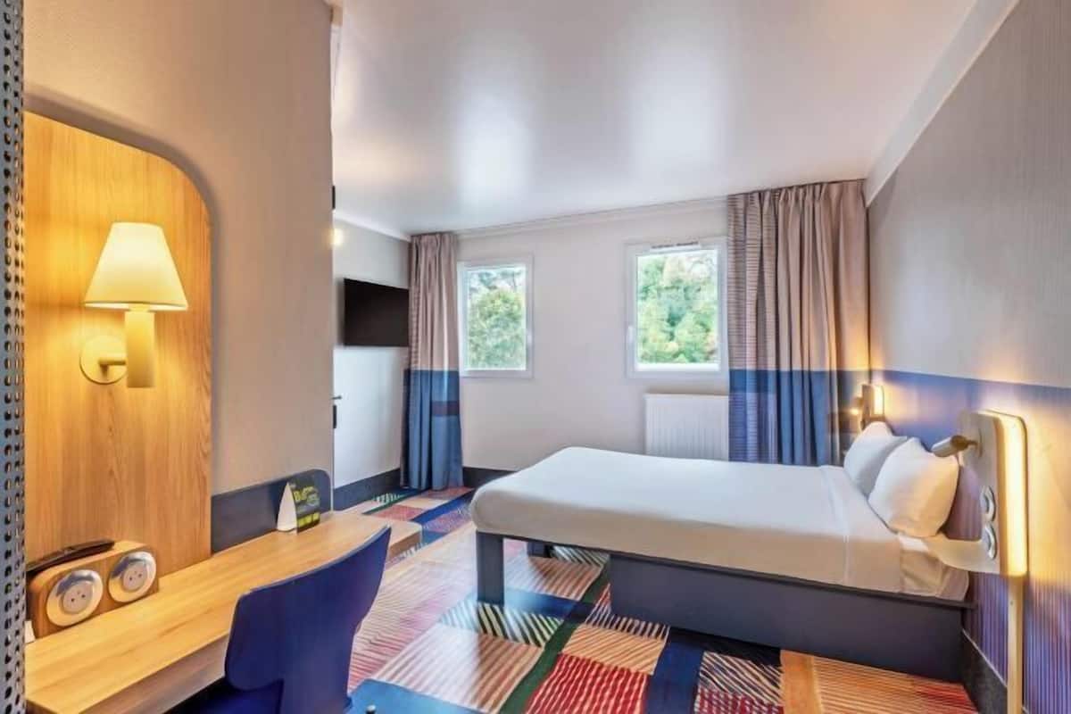 Premium bedding, desk, blackout drapes, soundproofing