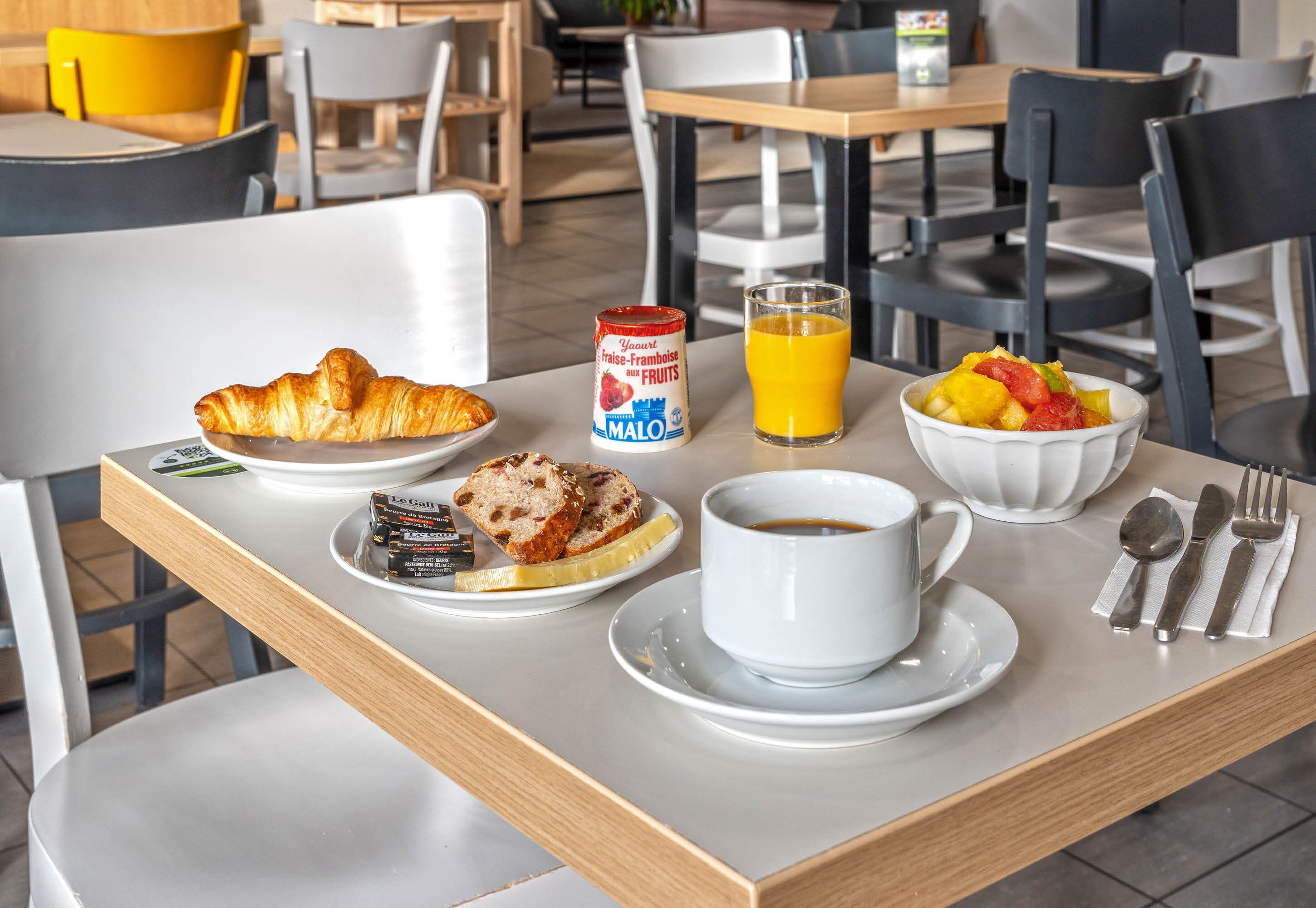 daily buffet breakfast for a fee