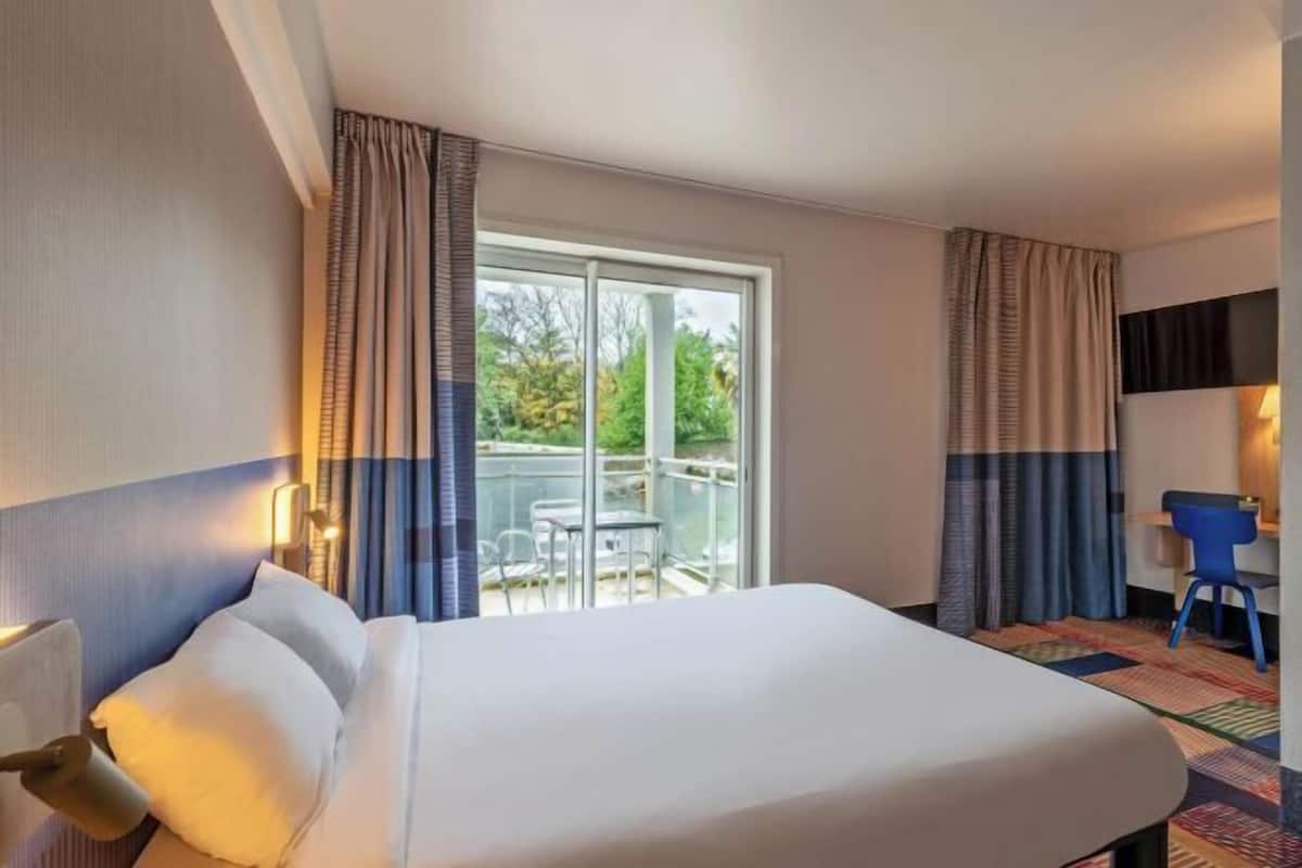 Premium bedding, desk, blackout drapes, soundproofing