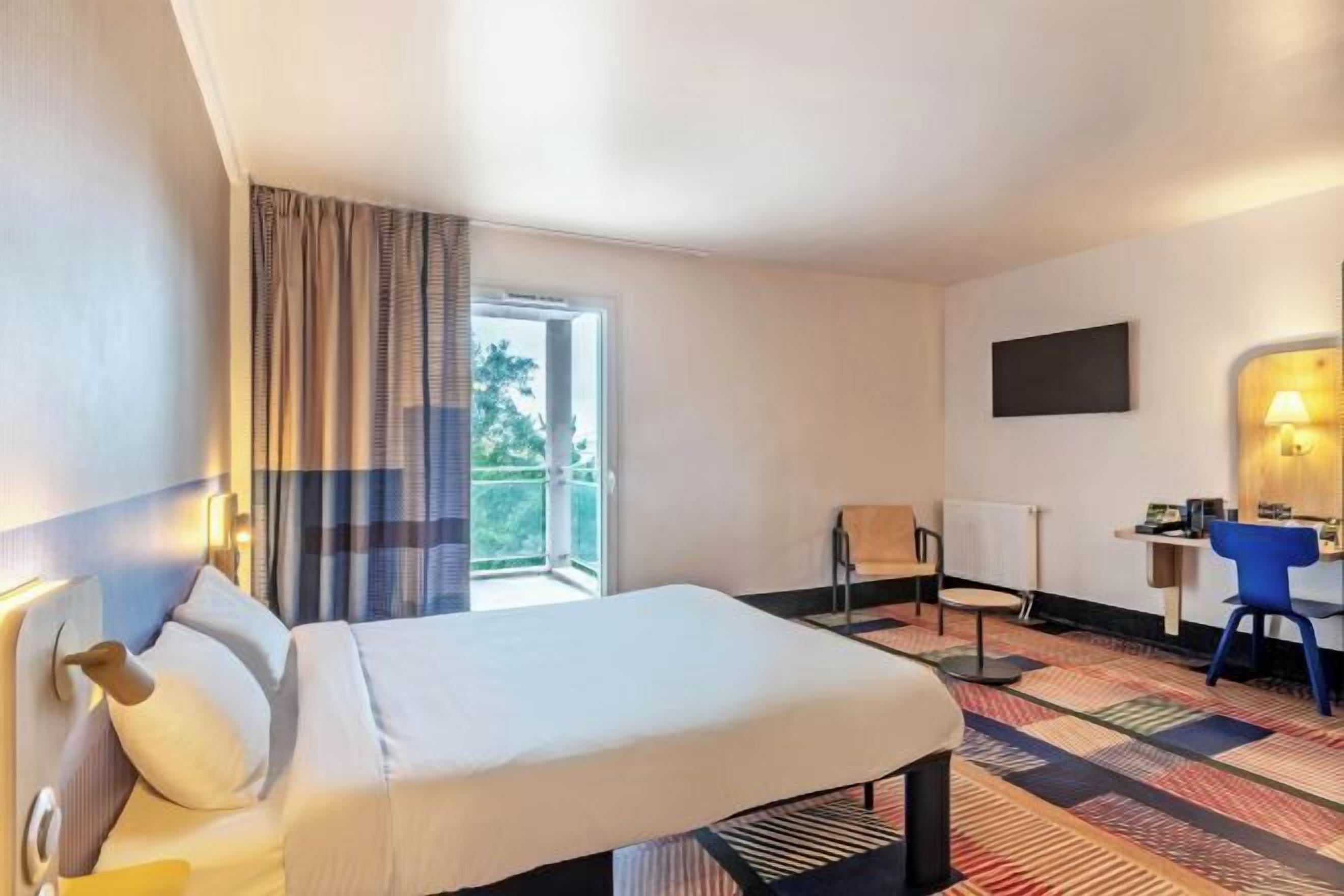 Premium bedding, desk, blackout curtains, soundproofing