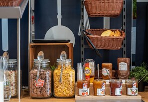 Daily buffet breakfast for a fee - B&B HOTEL Brest Port du Moulin Blanc (Brest)