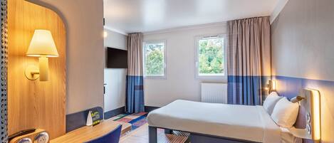 Hochwertige Bettwaren, Schreibtisch, VerdunkelungsvorhÀnge