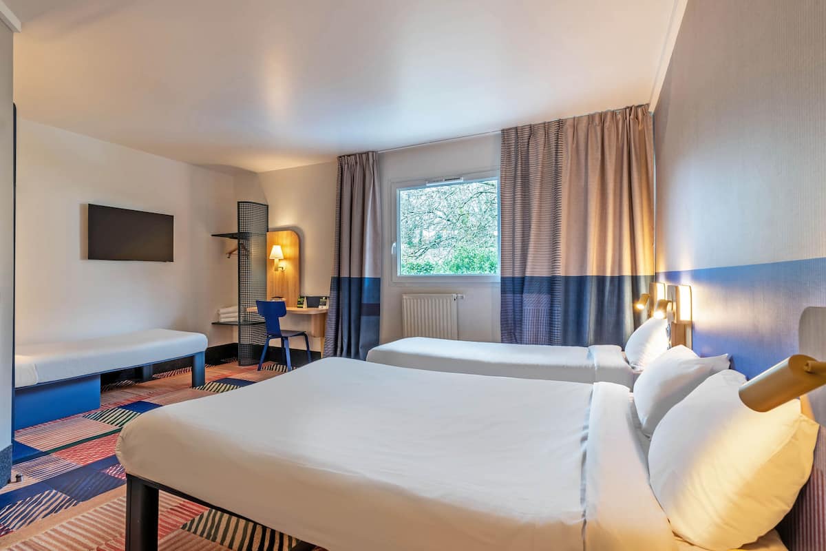 quadruple room, non smoking | premium bedding, desk, blackout curtains, soundproofing