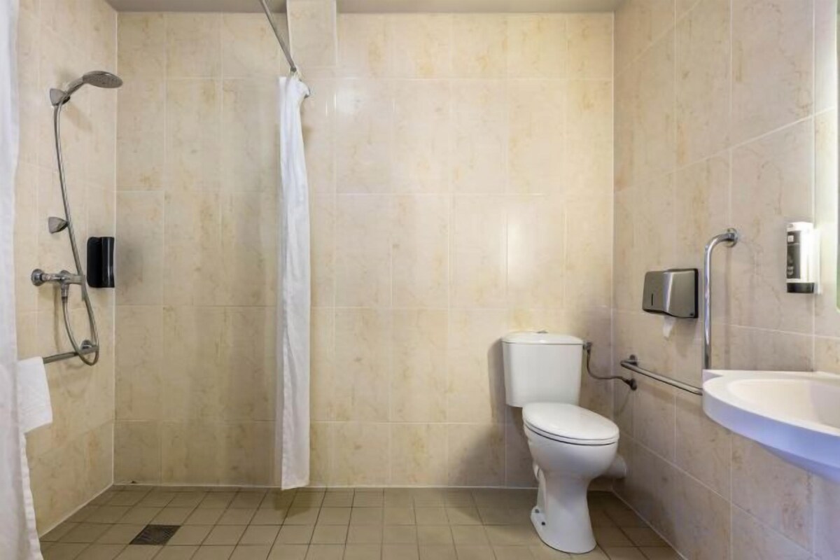 Baño | Regadera, toallas, jabón, shampoo 