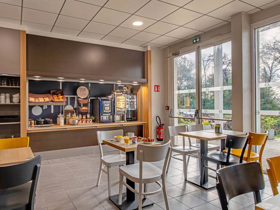 Café da manhã com buffet todos os dias mediante uma taxa