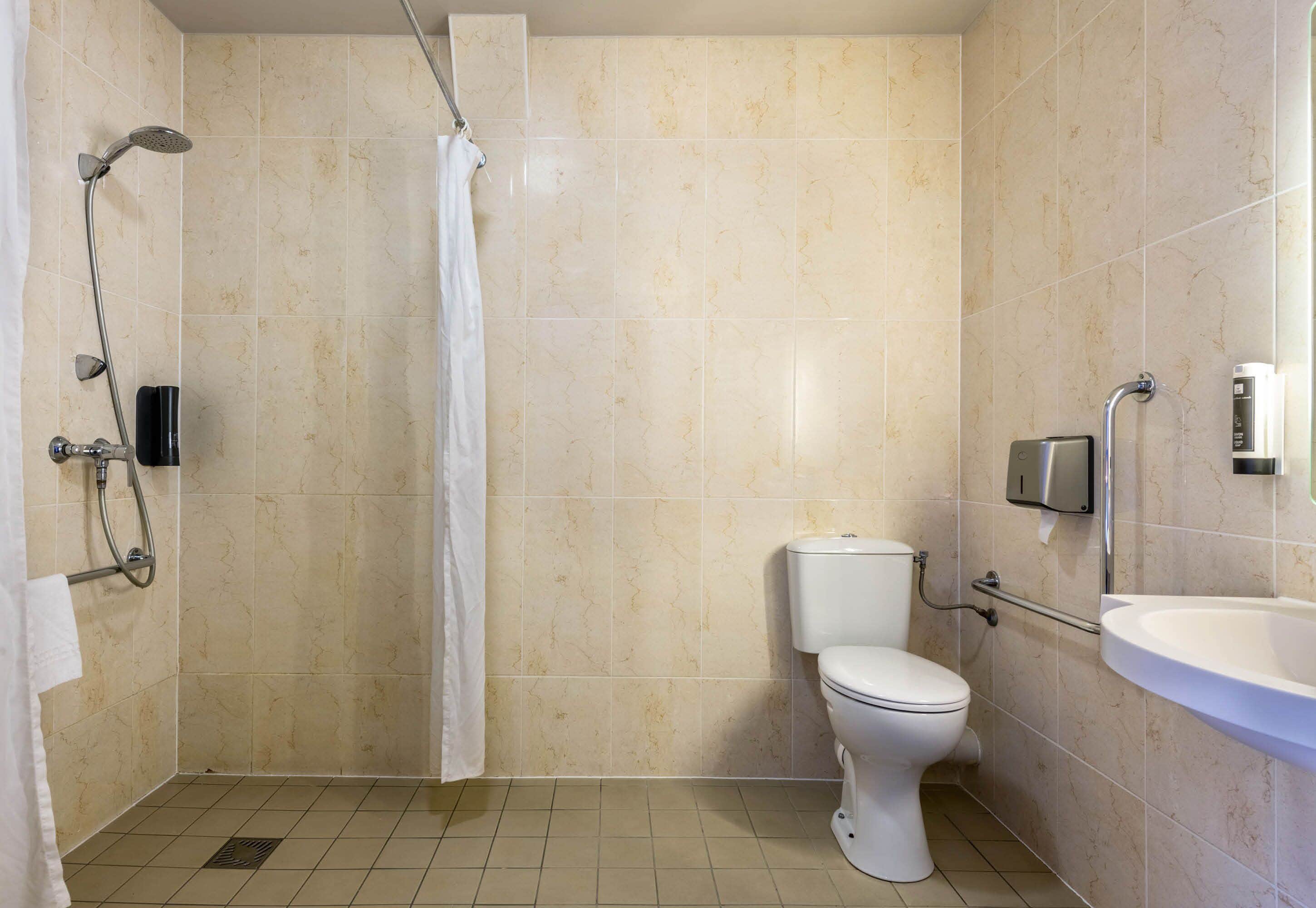 double room, accessible, non smoking | bathroom | shower, towels, soap, shampoo