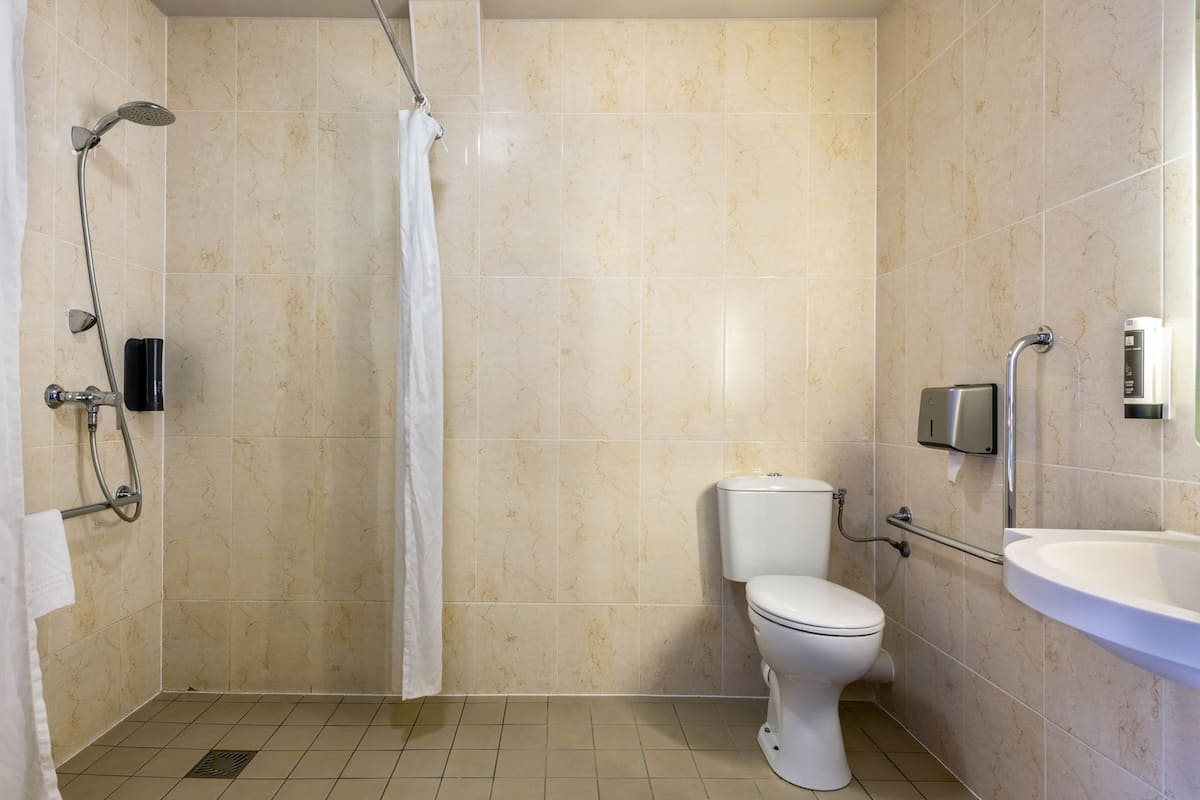 double room, accessible, non smoking | bathroom | shower, towels, soap, shampoo
