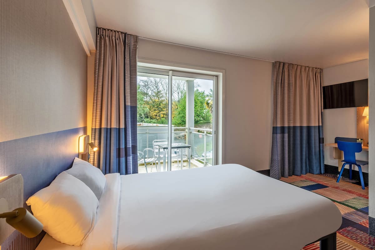 Premium bedding, desk, blackout drapes, soundproofing