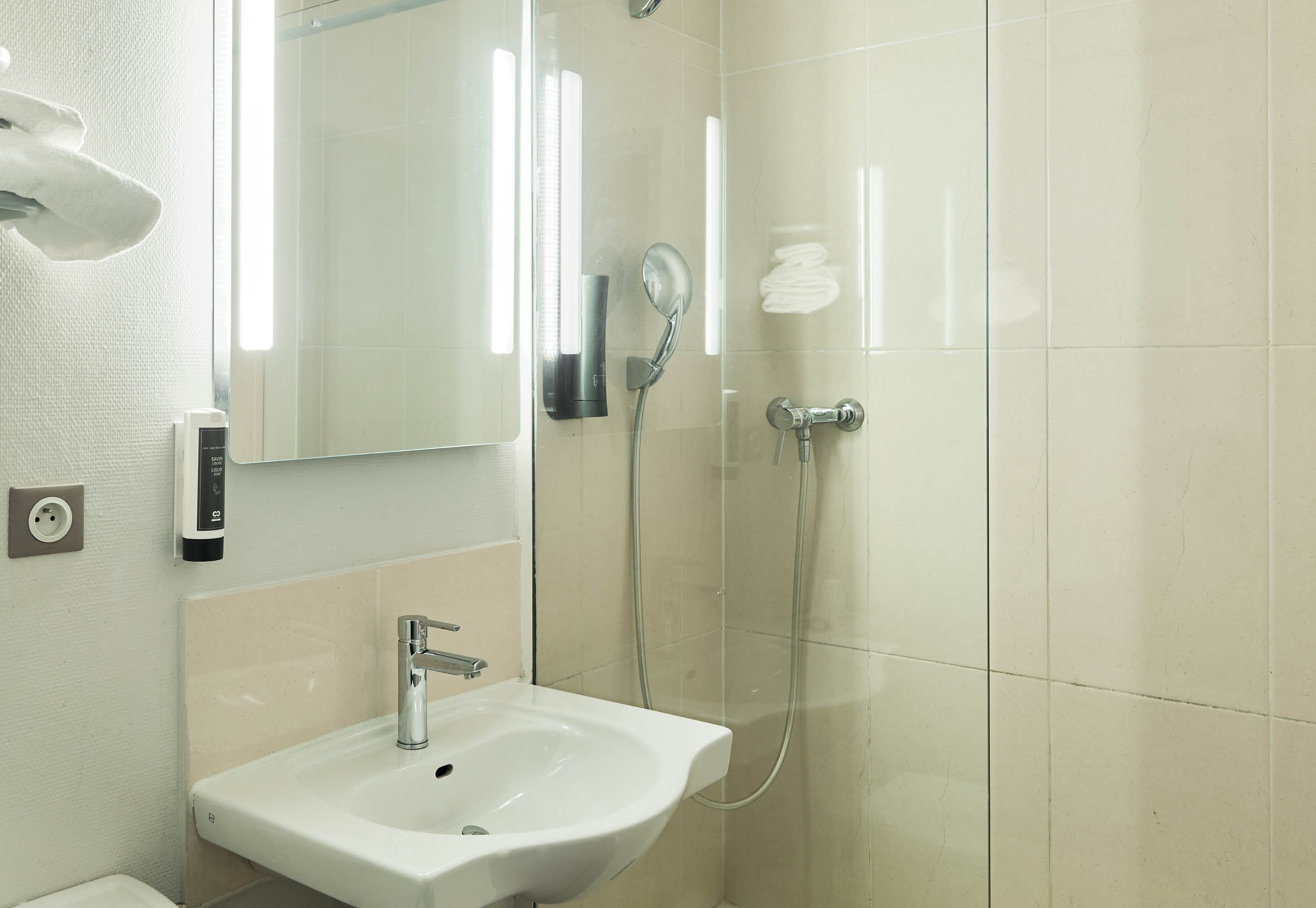 Douche, serviettes fournies