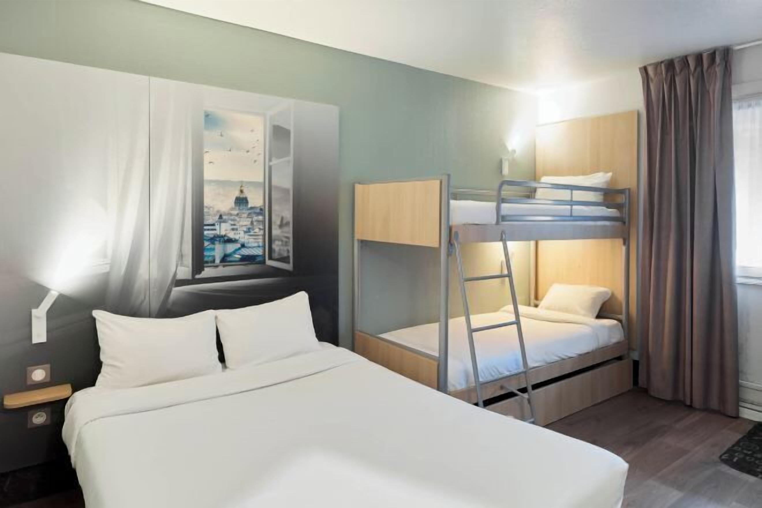 Een bureau, geluiddichte muren, gratis wifi, beddengoed