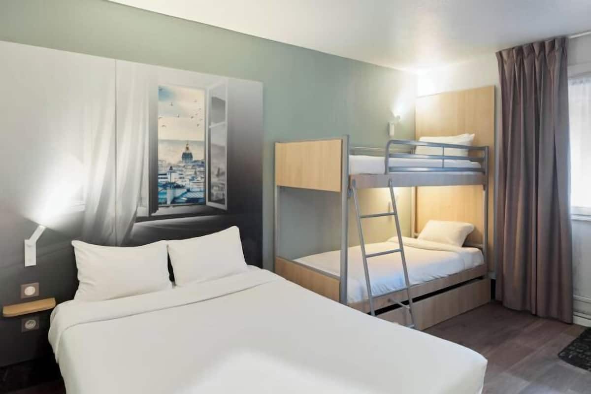Escrivaninha, quartos à prova de som, Wi-Fi de cortesia, roupa de cama
