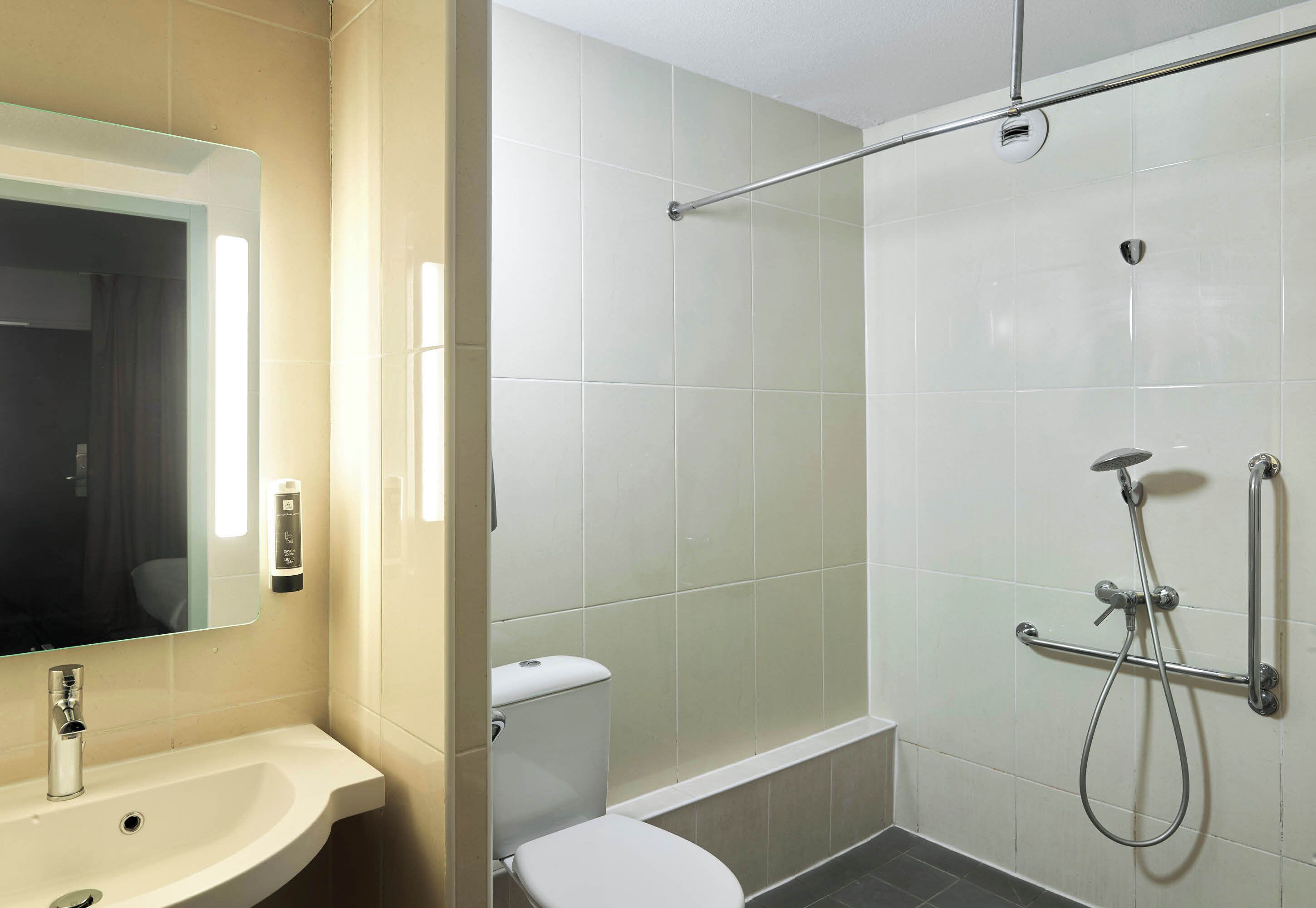 Tweepersoonskamer, toegankelijk voor rolstoelgebruikers, niet-roken | Badkamer | Een douche, handdoeken