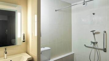 Quarto casal, acessível para pessoas com deficiência física, para não fumantes | Banheiro | Chuveiro, toalhas de banho