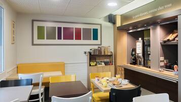 Café da manhã com buffet todos os dias mediante uma taxa