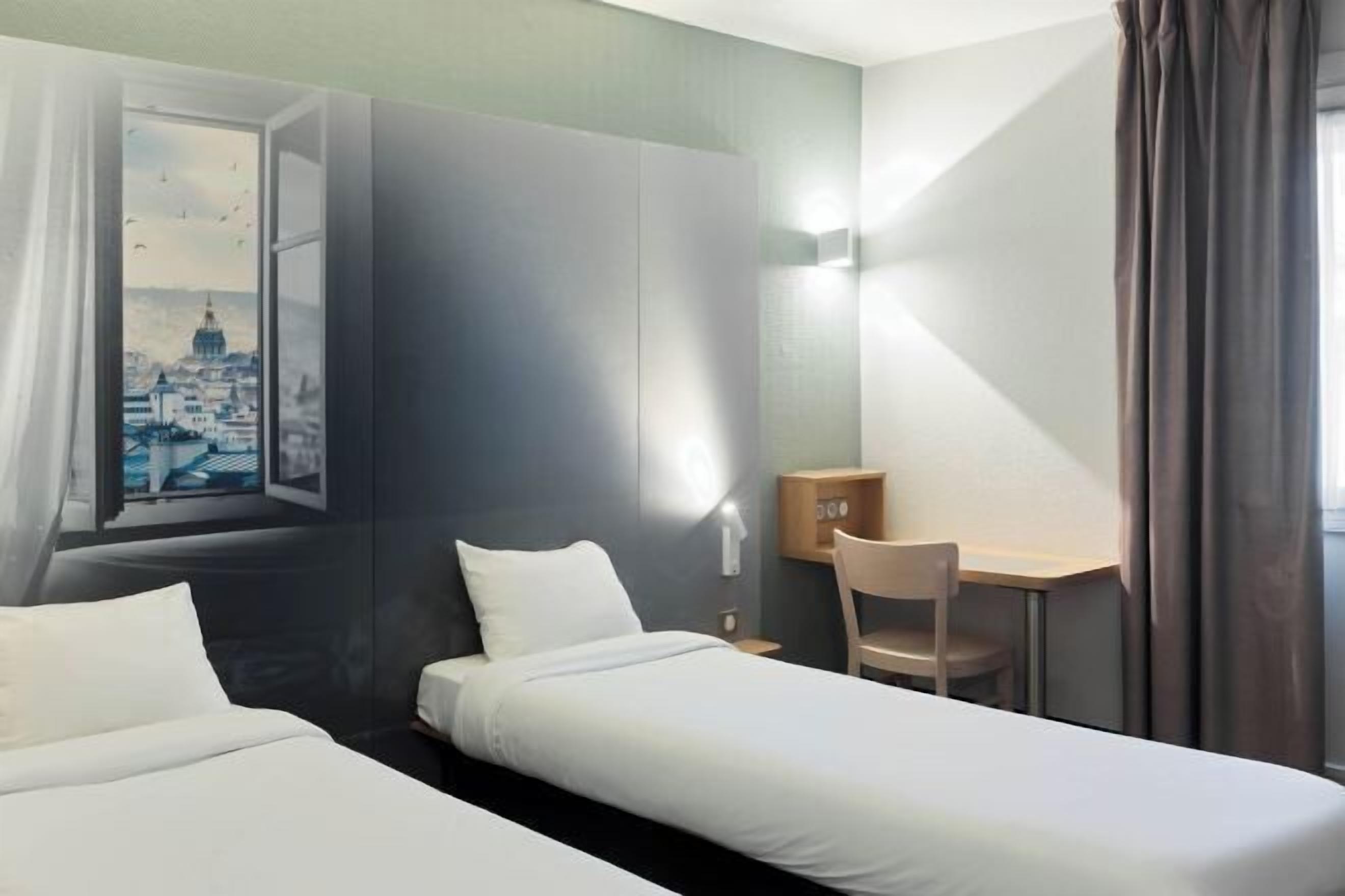 Een bureau, geluiddichte muren, gratis wifi, beddengoed