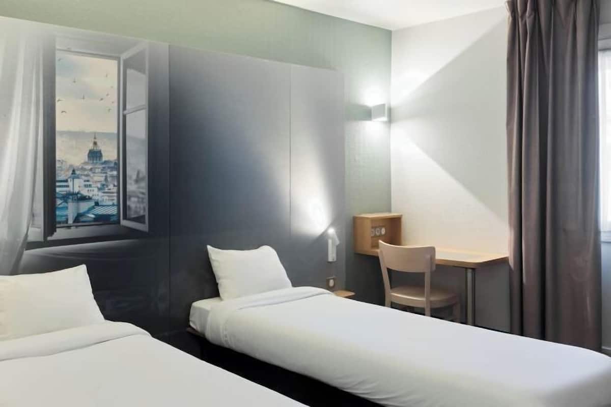 Escrivaninha, quartos à prova de som, Wi-Fi de cortesia, roupa de cama