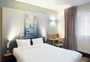 Quarto casal, acessível para pessoas com deficiência física, para não fumantes | Escrivaninha, quartos à prova de som, Wi-Fi de cortesia, roupa de cama