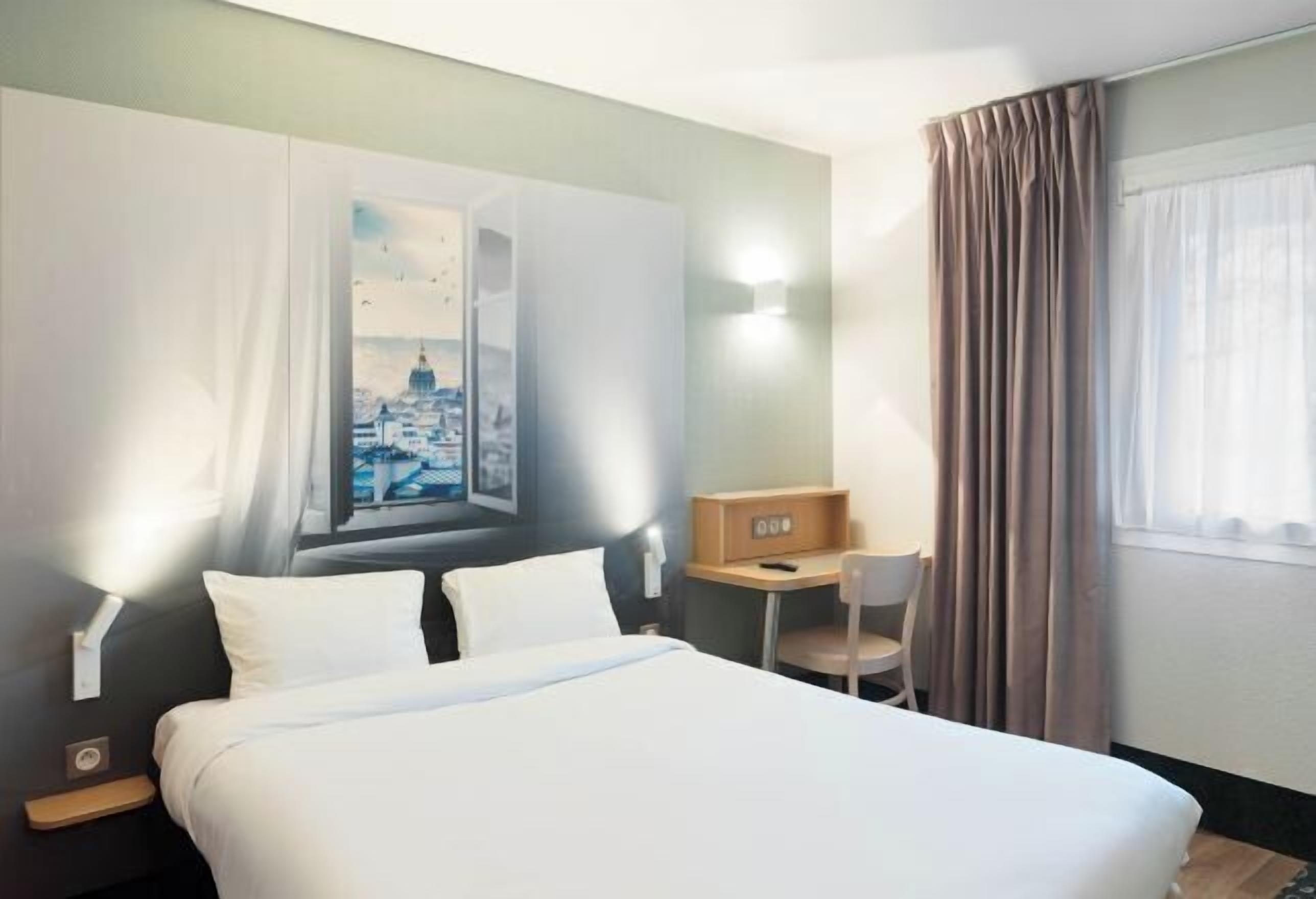 Een bureau, geluiddichte muren, gratis wifi, beddengoed