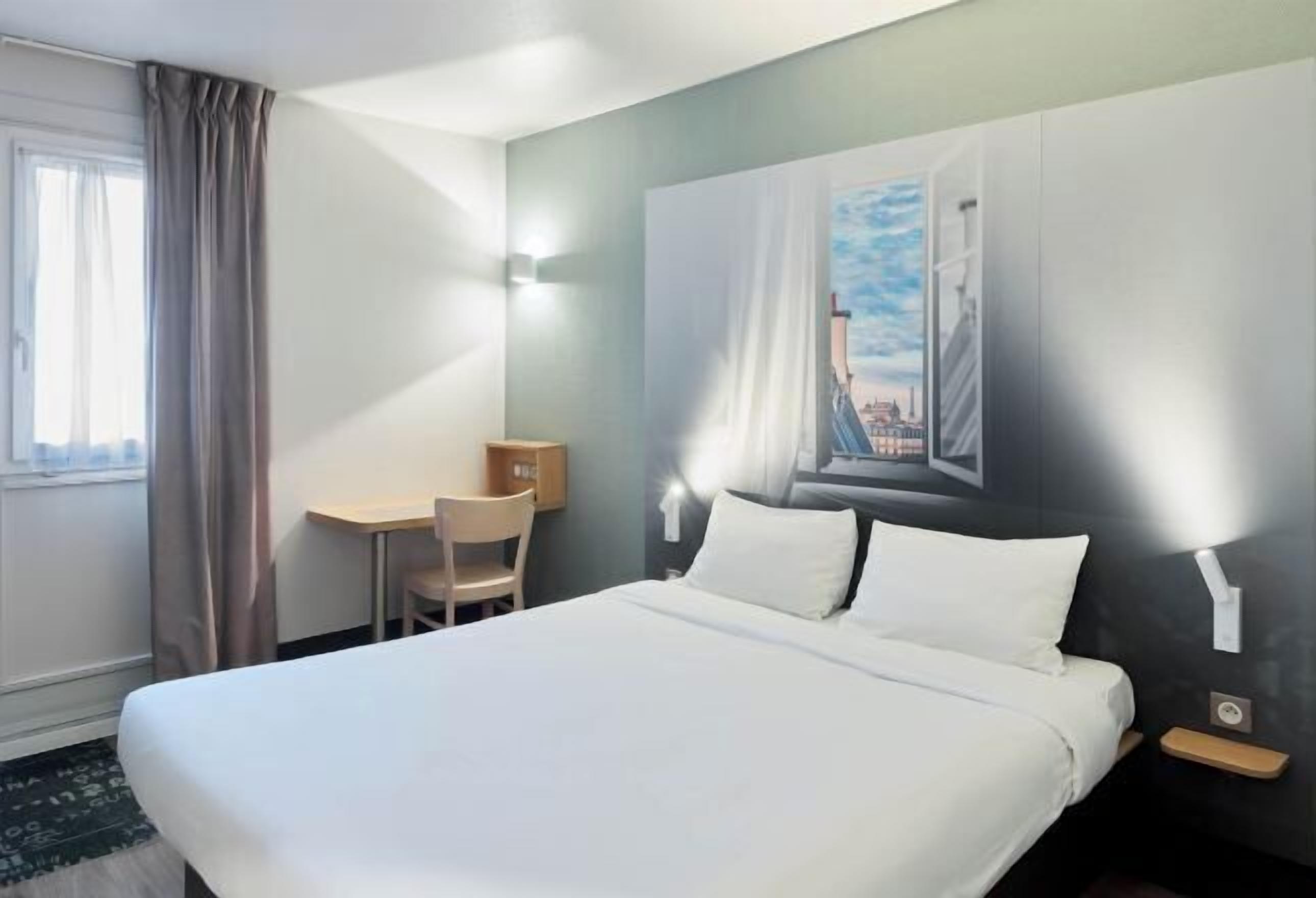 Een bureau, geluiddichte muren, gratis wifi, beddengoed