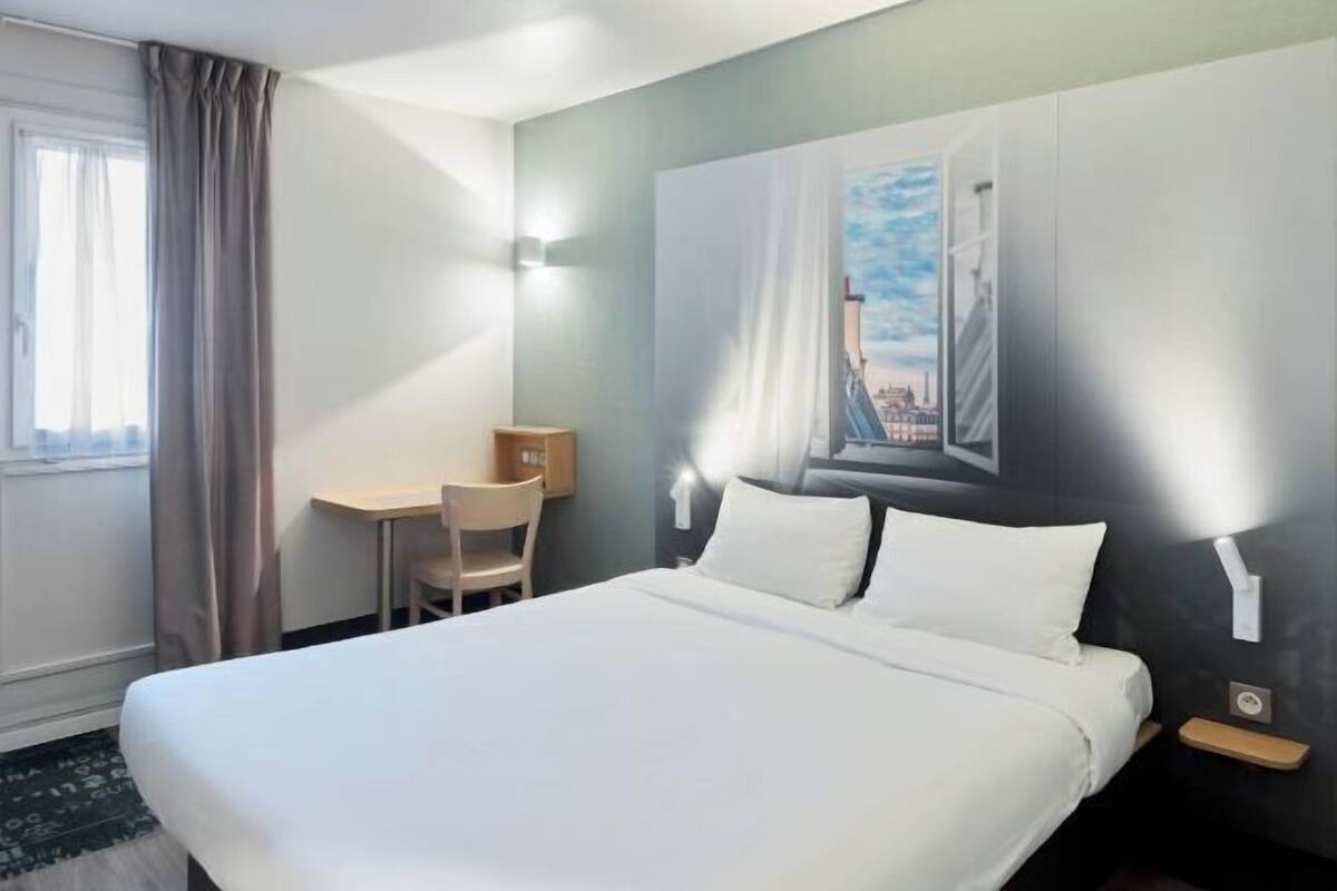 Escrivaninha, quartos à prova de som, Wi-Fi de cortesia, roupa de cama