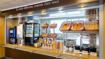 Petit déjeuner buffet servi tous les jours en supplément