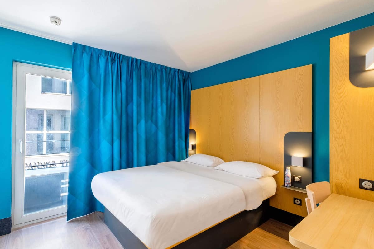 Biancheria da letto di alta qualità, una scrivania, insonorizzazione