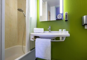 Shower, free toiletries, hair dryer, towels - B&B HOTEL CHARTRES Le Forum (1) (Le Coudray)