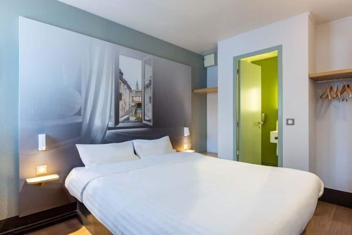 Hochwertige Bettwaren, Schreibtisch, schallisolierte Zimmer