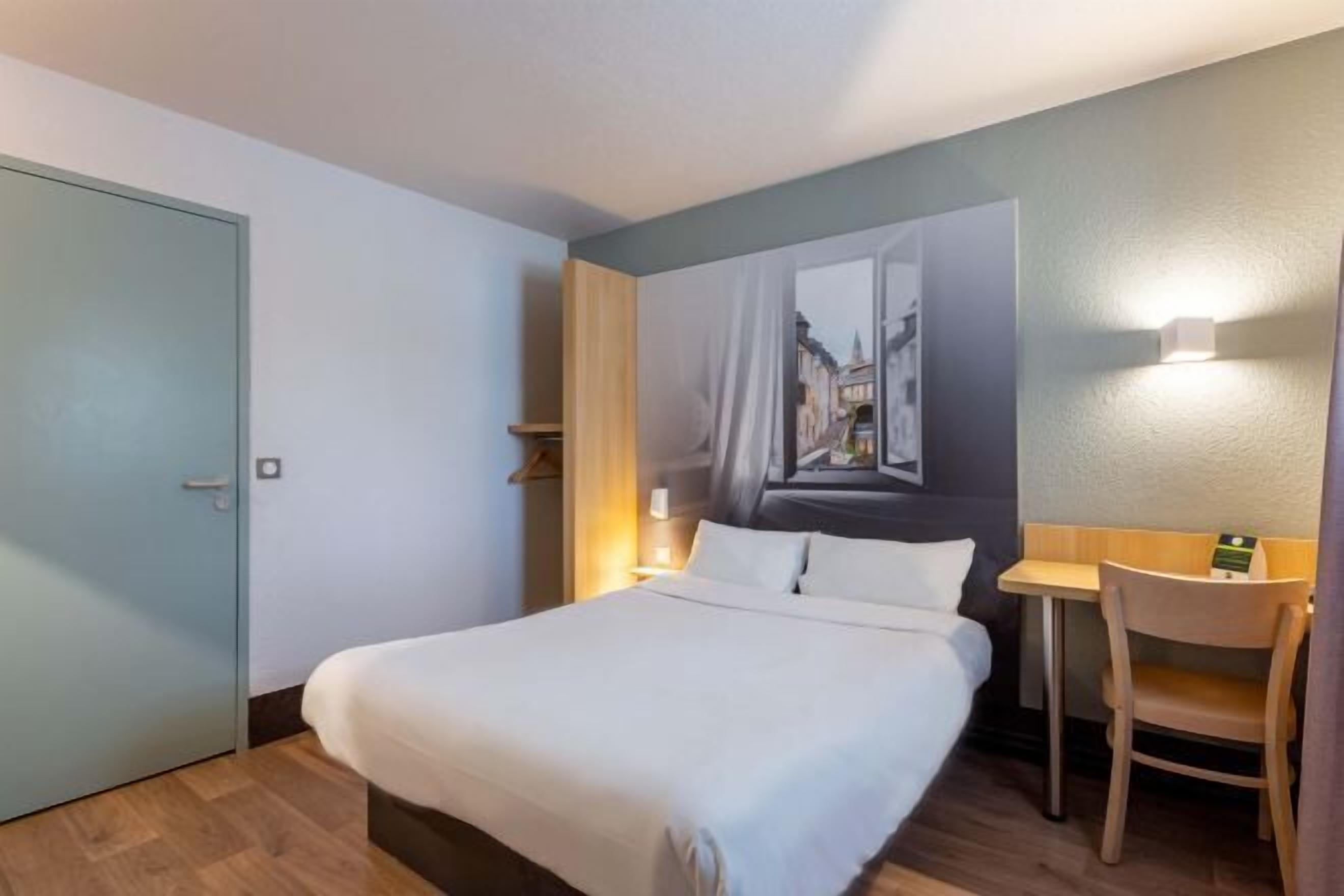 Premium bedding, desk, soundproofing, free WiFi