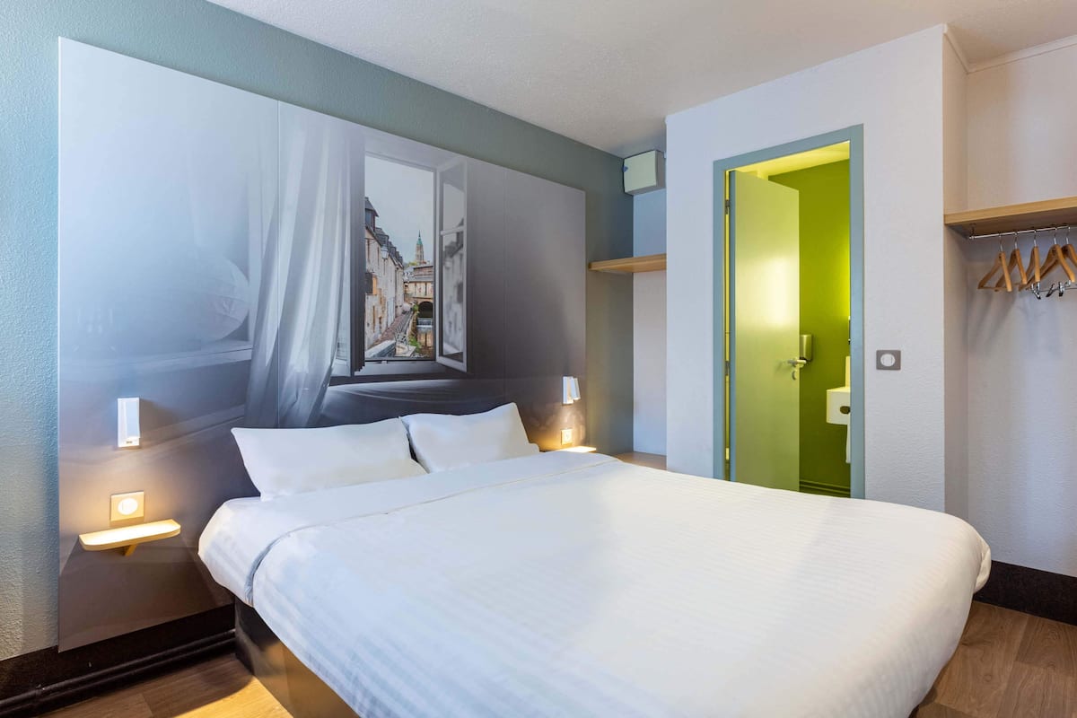 Double Room, Non Smoking | Peralatan tempat tidur premium, meja, kalis bunyi, Wi-fi percuma