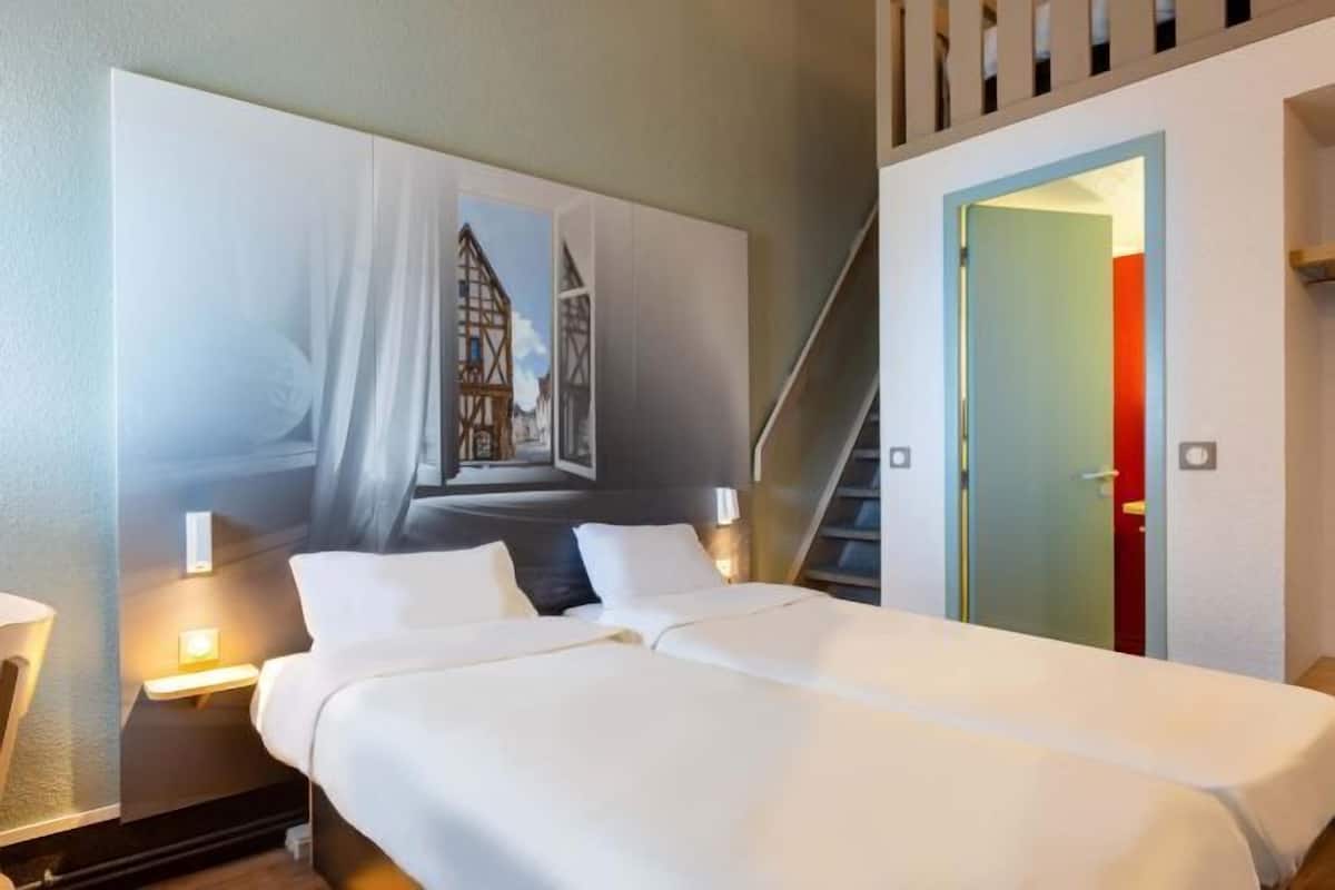 Hochwertige Bettwaren, Schreibtisch, schallisolierte Zimmer