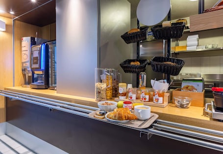 Buffet. B&B HOTEL CHARTRES Le Forum (1)