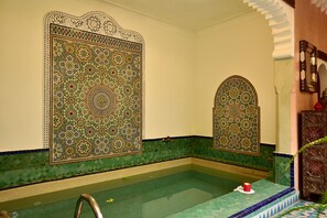 من حمّامات السباحة المغطاة