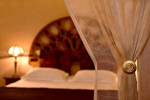 Premium bedding, in-room safe, individually decorated - Riad Manissa (Marrakech)