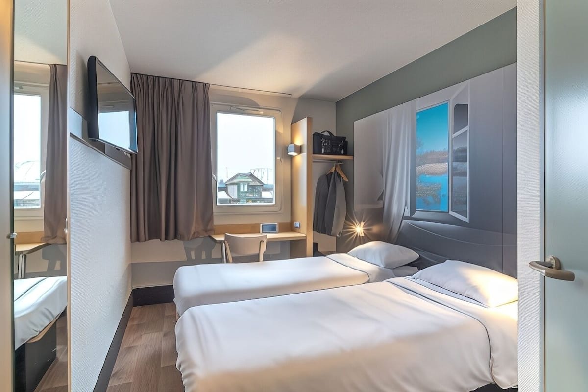 Hochwertige Bettwaren, Schreibtisch, schallisolierte Zimmer
