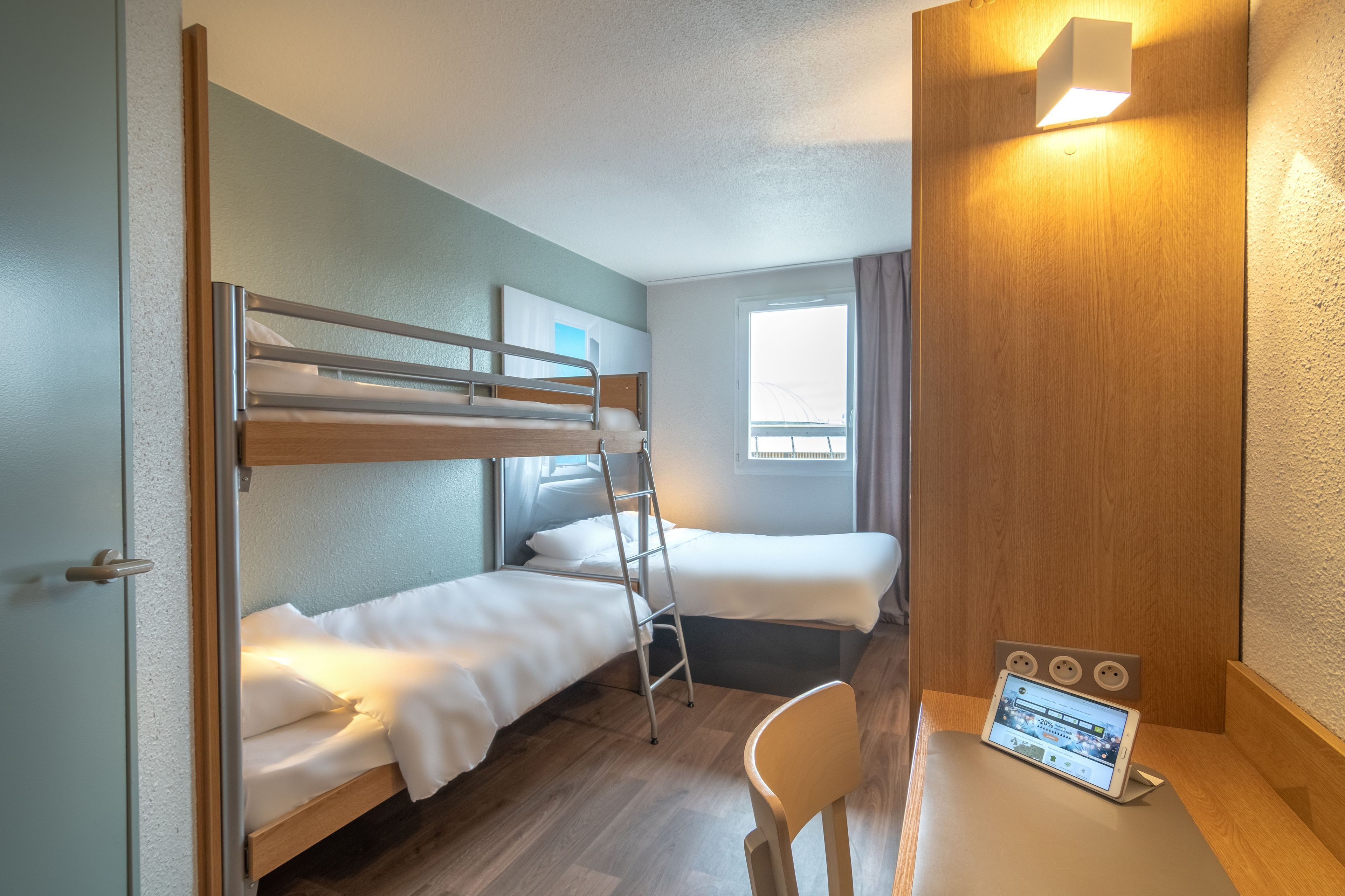 Ropa de cama de alta calidad, escritorio y sistema de insonorización 