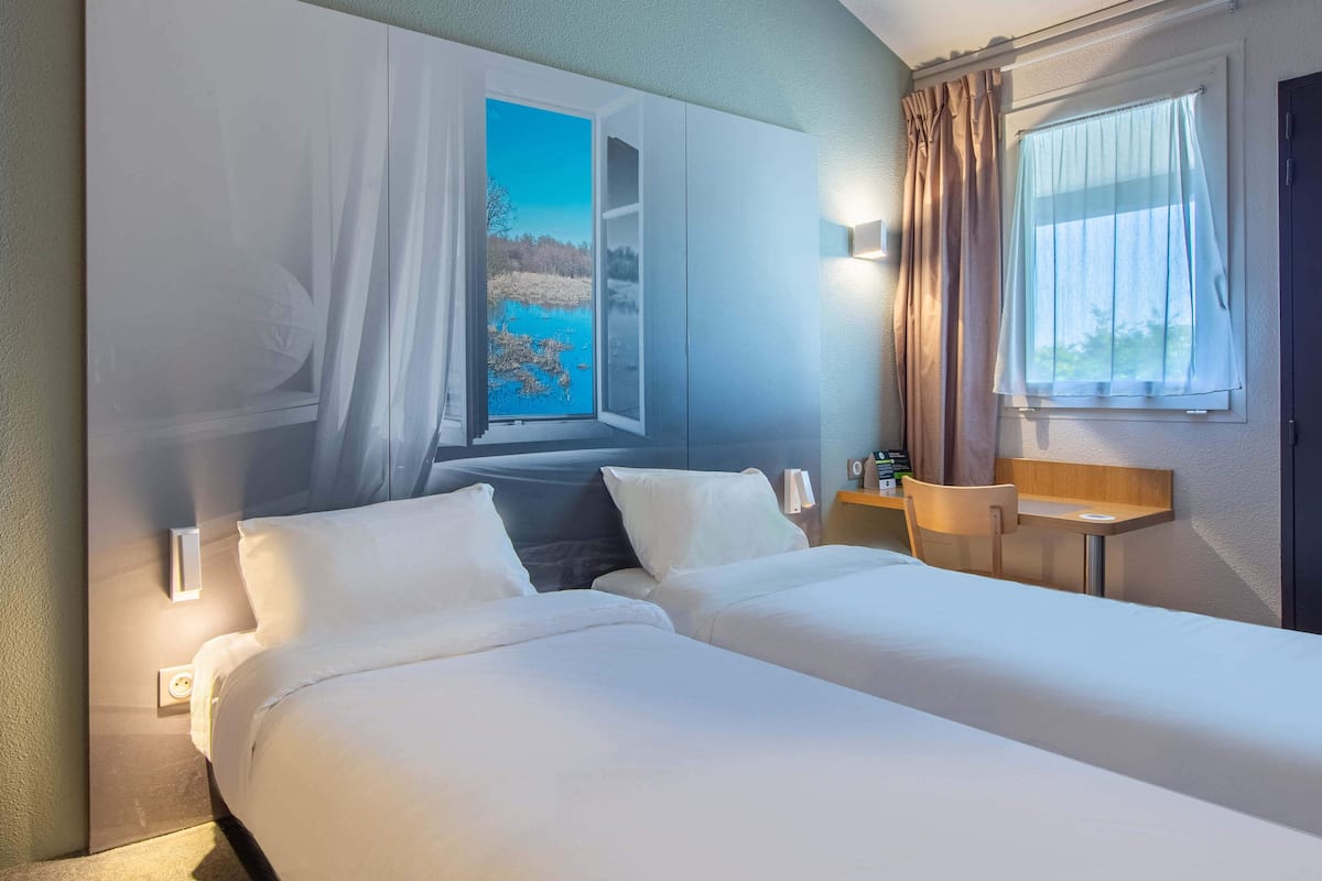 Premium bedding, desk, soundproofing, free WiFi