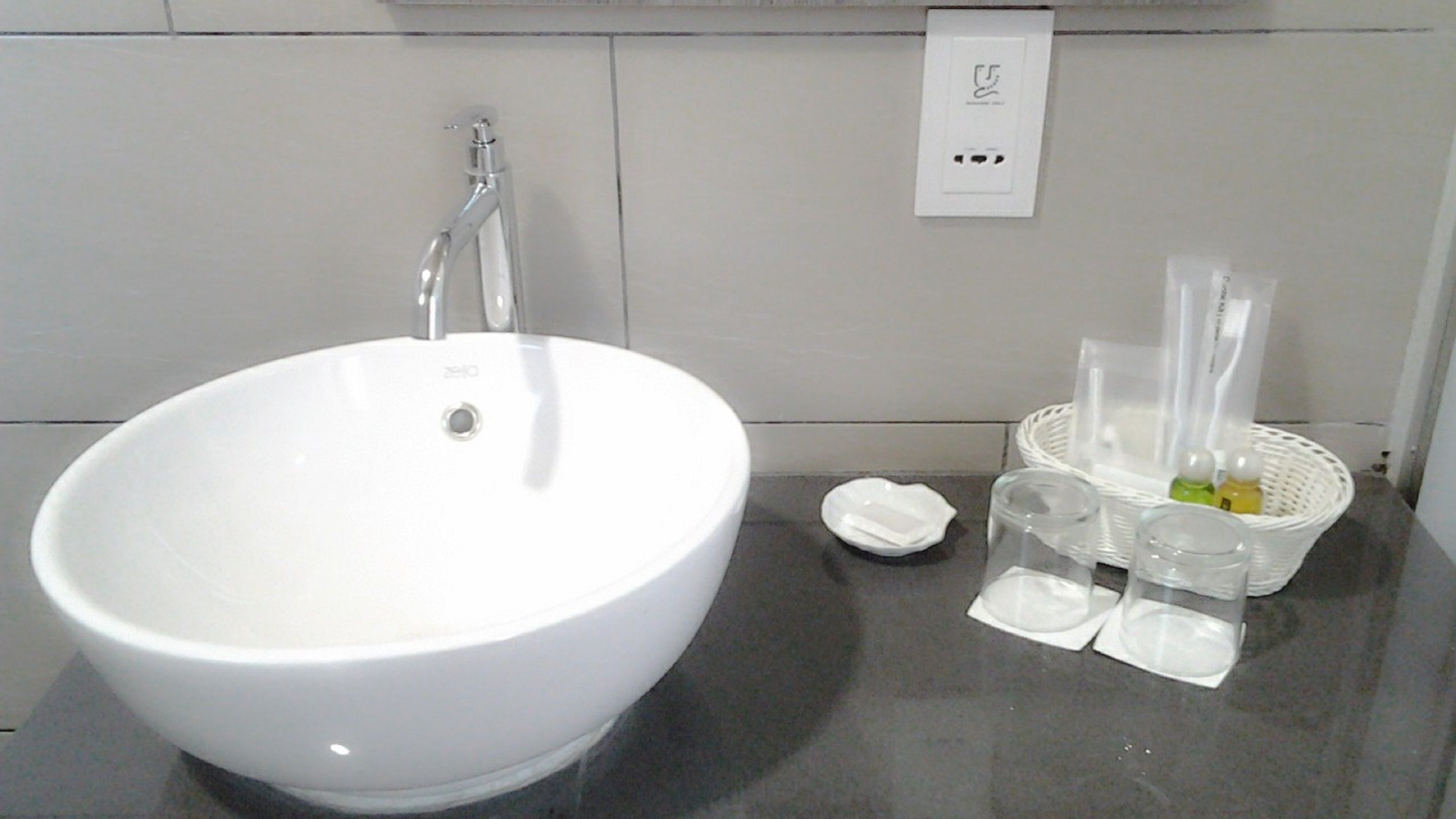 deluxe room | bathroom | shower, free toiletries, hair dryer, bidet