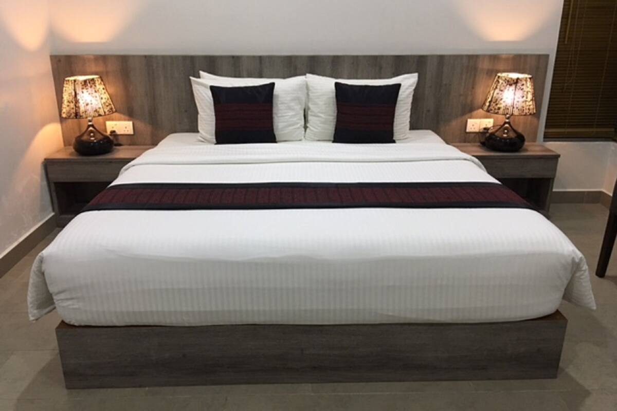 deluxe room | minibar, in-room safe, desk, free wifi