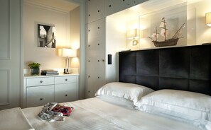 Habitación doble superior | Ropa de cama de alta calidad, minibar, caja fuerte