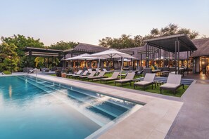 Outdoor pool, pool umbrellas, sun loungers - Chobe Water Villas (Kasika)