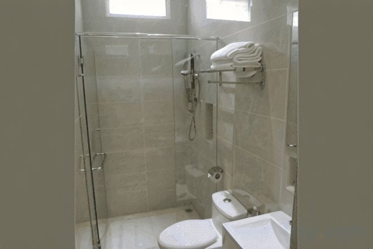 Shower, free toiletries, hair dryer, bidet