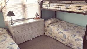 2 bedrooms, individually decorated, iron/ironing board, free WiFi - The Beach House - Only six houses from the beach (Beach Haven)