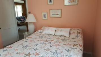 2 bedrooms, individually decorated, iron/ironing board, free WiFi