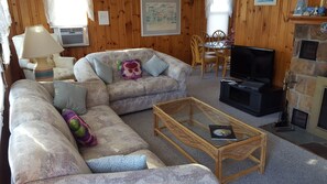 Familie maisonnette | Woonkamer | Een 50-inch lcd-televisie met digitale zenders en televisie