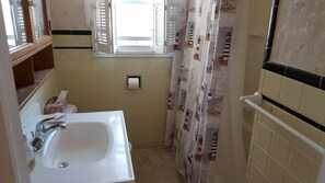 Dúplex familiar | Baño | Tina con regadera, secadora de cabello, toallas