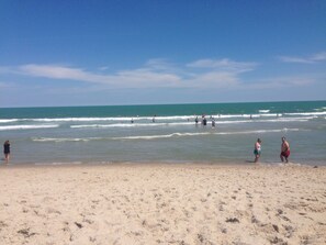 Playa en los alrededores y playa de arena blanca